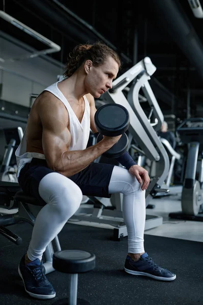 Homem Muscular Fazendo Exercício Bíceps Treinamento Peso Com Halteres Ginásio — Fotografia de Stock