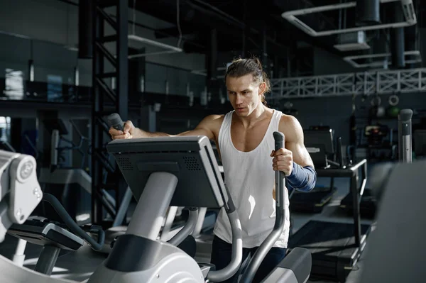 Sweaty Sportsman Doing Cardio Exercise Orbitrack Training Apparatus 現代のスポーツジムで楕円形のマシンを使用して運動ボディビルダー — ストック写真