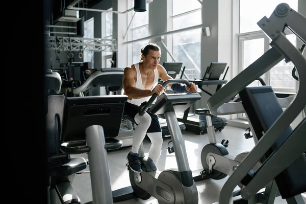Sportif Souriant Sain Utilisant Une Machine Elliptique Centre Fitness Heureux — Photo