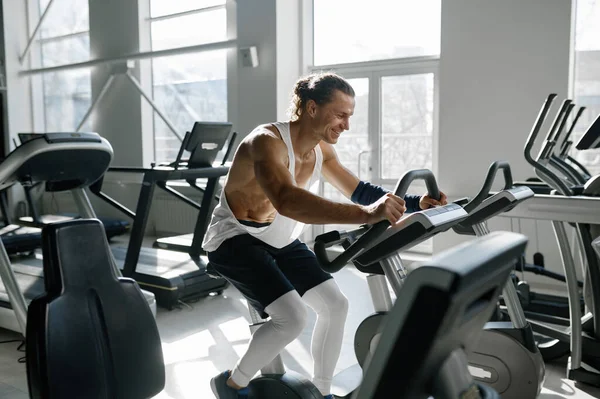 Healthy Smiling Sportsman Using Elliptical Machine Gym Fitness Center Happy — Stock Photo, Image