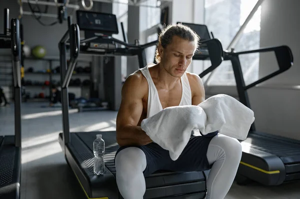 ジムでのトレッドミルトレーニングの後 疲れたと疲れを感じる筋肉の体を持つスポーツマン 心臓ランニングワークアウトのコンセプト — ストック写真