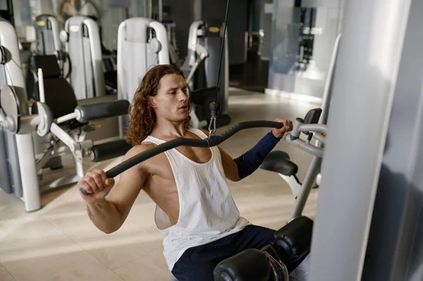 運動のためのトレーニングを持っている筋肉をポンプ若い運動の男は 異なる重みを持ち上げる — ストック写真