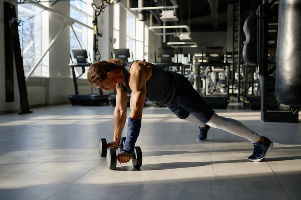 强壮的健美运动员 肌肉发达的身体在健身房用哑铃做俯卧撑 体育和动机概念 — 图库照片