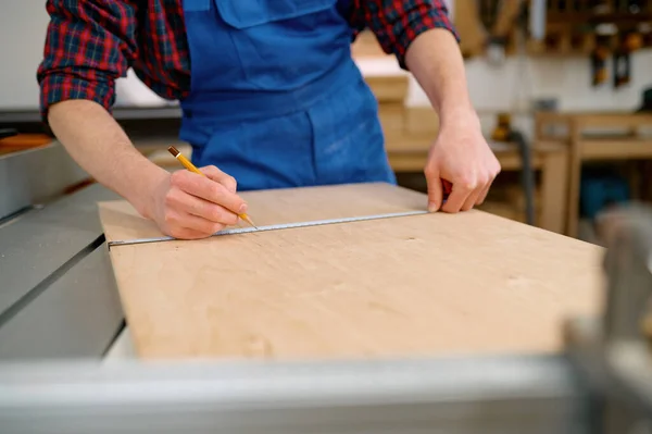 Closeup Male Hand Measuring Wooden Board Man Carpenter Using Tape — Stock Photo, Image