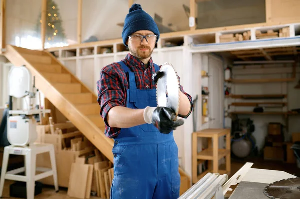 木匠穿着工作服 准备用圆锯片代替 车间木工作业概念 — 图库照片