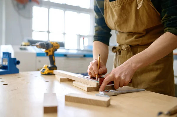 木匠用铅笔在木板板上用测量尺绘制的线条上的闭合视图 木工和木工概念 — 图库照片