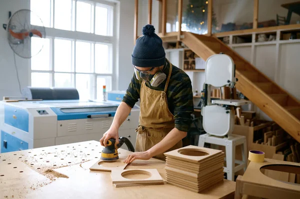 Professional Young Man Carpenter Polishing Bar Planks Eccentric Grinding Machine — Stock Photo, Image