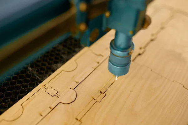 Automatyczna Maszyna Laserowa Cnc Pracująca Drewnianą Deską Proces Obróbki Drewna — Zdjęcie stockowe