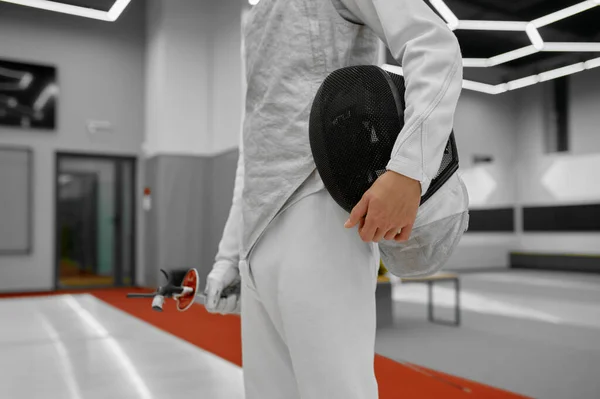 Crop View Fencer Staande Gym Interieur Van Martial Sport School — Stockfoto