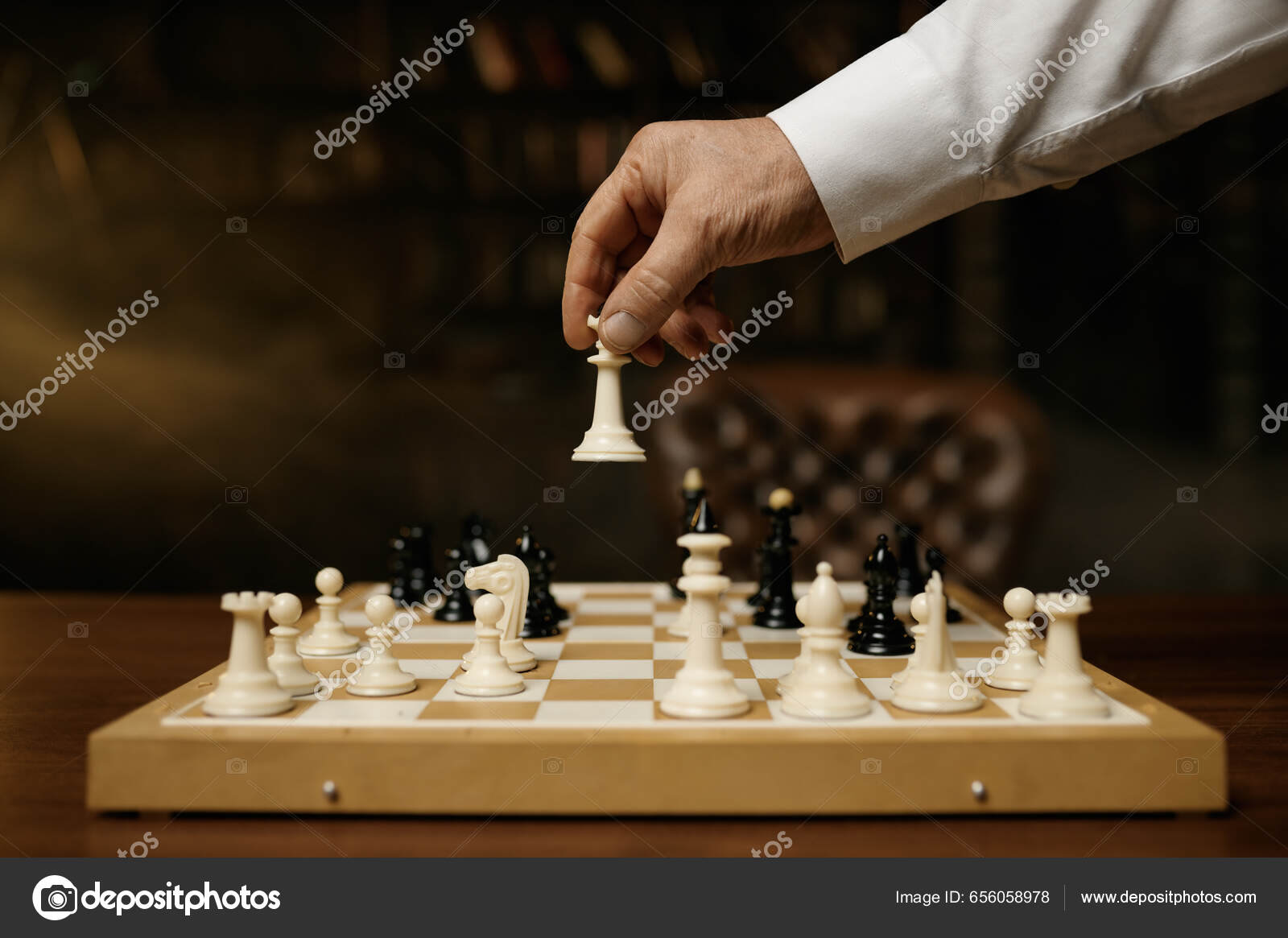 Mão Segurando Peça De Xadrez, Jogo De Estratégia De Xadrez