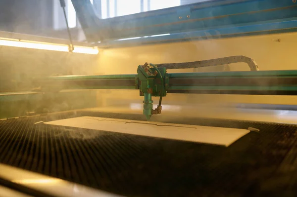 Tahta Kalasla Çalışan Otomatik Bir Cnc Lazer Makinesi Ahşap Işçiliği — Stok fotoğraf