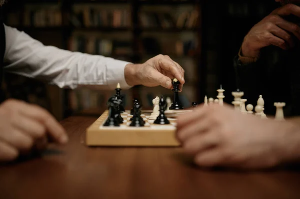 Κλείσιμο Επιλεκτική Προβολή Εστίαση Στο Χέρι Κινείται Σκακιστική Φιγούρα Βασίλισσα — Φωτογραφία Αρχείου
