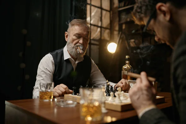 Satranç Oynayan Puro Içen Viski Içen Zeki Insanların Ailesi Yaşlı — Stok fotoğraf