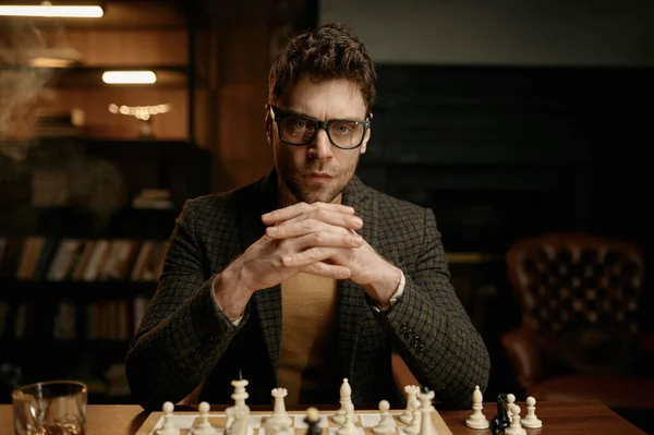 Vážný Mladý Muž Šachovnici Logická Hra Další Tah Plánování Koncepce — Stock fotografie