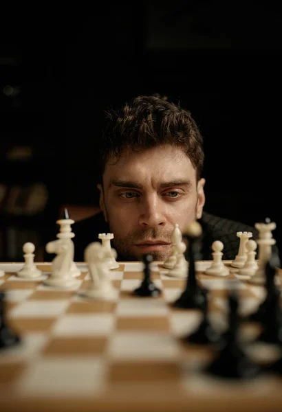 Ansikte Porträtt Omtänksam Ung Man Spelare Överväger Schackpjäs Position Ombord — Stockfoto