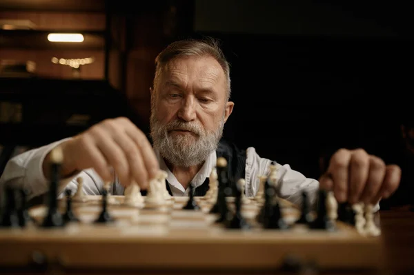 Tvář Portrét Sebevědomý Starší Muž Pohybující Šachy Kus Palubě Během — Stock fotografie