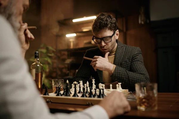 Família Pessoas Inteligentes Jogando Xadrez Fumando Charutos Bebendo Uísque Homens — Fotografia de Stock
