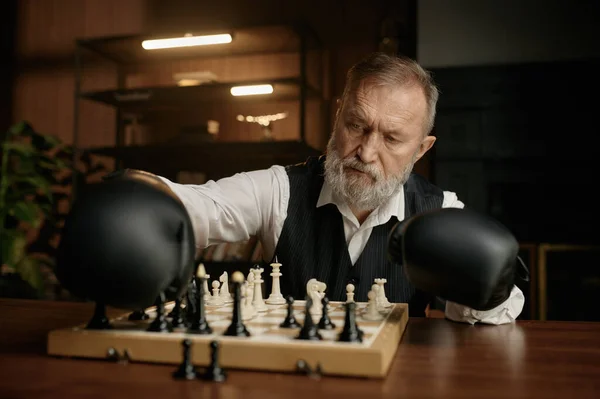 나이든 선수가 글러브를 체스를 보드에 있습니다 초상화 — 스톡 사진