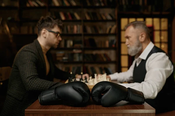 Старший Против Молодого Мужчины Шахматная Битва Выборочным Упором Боксерские Перчатки — стоковое фото
