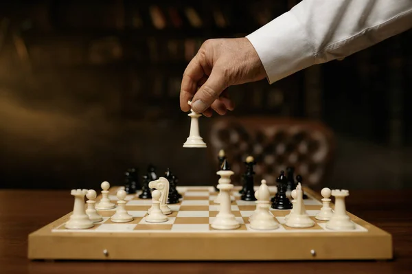 Nahaufnahme Eines Männerhands Der Sich Auf Einem Schachbrett Bewegt Schachspiel — Stockfoto