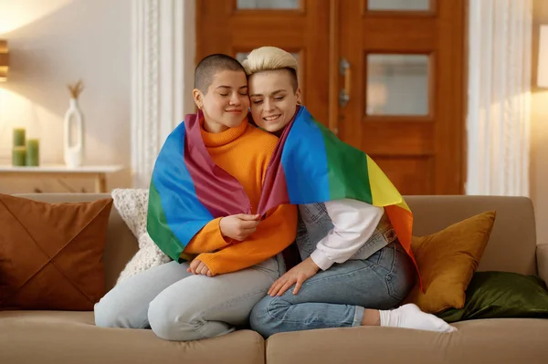 Ung Frihet Lesbisk Kvinna Kramas Lgbt Regnbåge Flagga Medan Sitter — Stockfoto