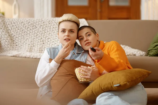 Vidám Szerető Leszbikus Pár Eszik Popcorn Néz Filmet Vagy Show — Stock Fotó