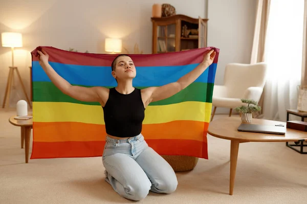 Mujer Joven Lgbt Con Bandera Arco Iris Manos Levantadas Sintiéndose — Foto de Stock