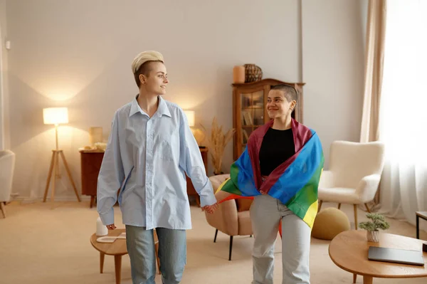 Очаровательная Лесбийская Пара Радужным Флагом Делящая Любящее Время Весельем Чувством — стоковое фото