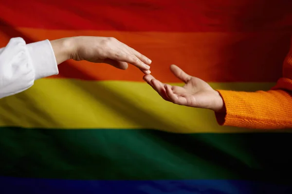 Mano Alcanzando Otra Mano Pareja Lesbiana Sobre Bandera Orgullo Arco — Foto de Stock