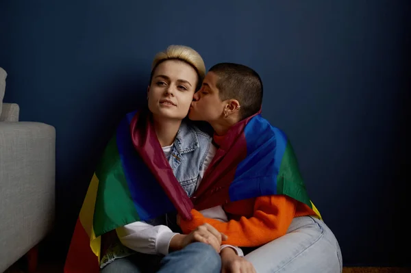 Ung Lesbisk Kvinna Kysser Flickvän Som Visar Kärlek Vackra Tillgivna — Stockfoto