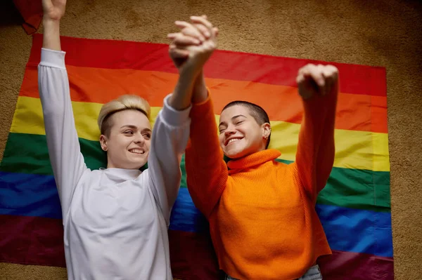 Ovanifrån Glada Unga Lesbiska Par Som Ligger Ovanför Igtb Regnbåge — Stockfoto