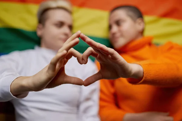 Selektivt Fokus Hjärttecken Händer Gest Ung Lesbisk Kvinna Par Liggande — Stockfoto