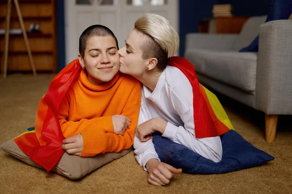 Портрет Любящей Лесбийской Пары Позирующей Вместе Радужным Разноцветным Флагом Плечах — стоковое фото