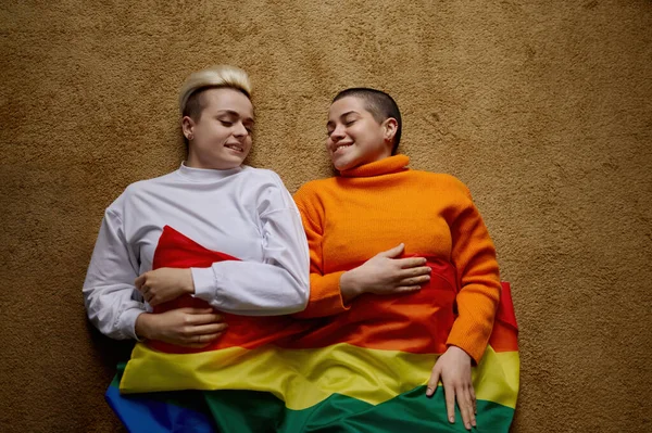 Glad Avslappnad Lesbisk Kvinna Liggande Golvet Med Färgglada Regnbåge Flagga — Stockfoto