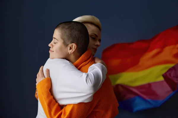 Retrato Mulher Lésbica Bastante Positiva Abraço Amigável Fundo Bandeira Arco — Fotografia de Stock