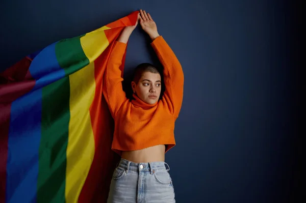 Retrato Una Joven Lesbiana Sosteniendo Bandera Del Orgullo Lgbtq Actuando —  Fotos de Stock