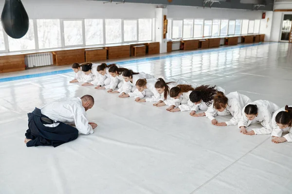 Fiatal Női Csoport Aikido Diákok Mester Köszönti Egymást Óra Kezdetén — Stock Fotó