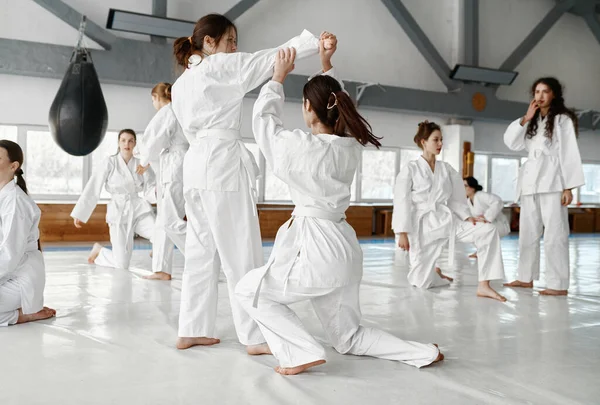 Tinédzser Lányok Harcolnak Aikido Kiképzésen Harcművészeti Iskolában Egészséges Életmód Sport — Stock Fotó
