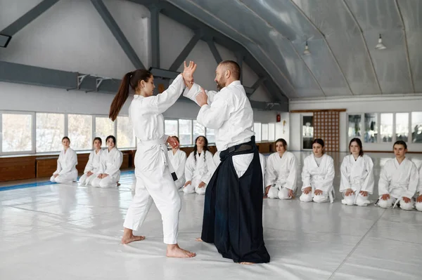 Sensei Met Jonge Vrouwelijke Demonstreren Aikido Techniek Voor Andere Tienerstudenten — Stockfoto