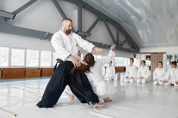 Aikido Sensei Tiener Vrouwelijke Student Training Gooien Vallen Krijgskunsten Beoefenen — Stockfoto