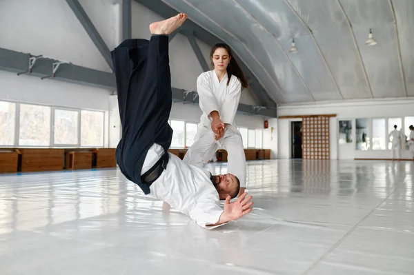 Talentierte Schülerin Wirft Aikido Lehrerin Beim Sparring Und Selbstverteidigungstraining Turnhalle — Stockfoto