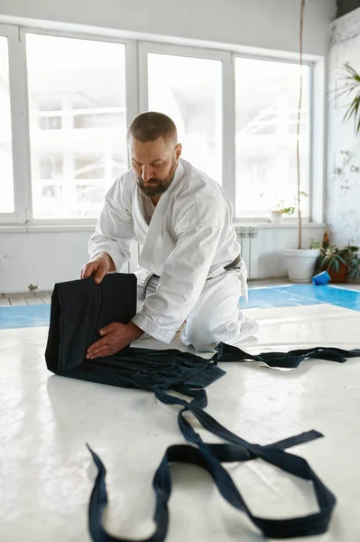 Profesyonel Spor Okulundaki Dövüş Sanatları Eğitiminden Sonra Kimono Hakama Katlayan — Stok fotoğraf