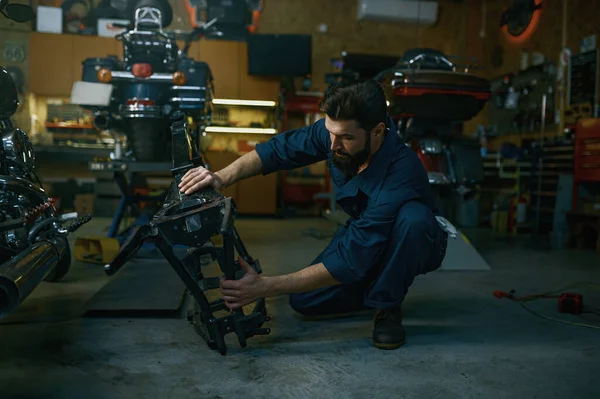 Jovem Hipster Homem Mecânico Reparação Motocicleta Oficina Trabalho Com Moldura — Fotografia de Stock