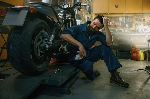 Zadowolony Uśmiech Profesjonalny Mechanik Uczucie Zadowolony Patrząc Naprawiony Motocykl Dobrej — Zdjęcie stockowe