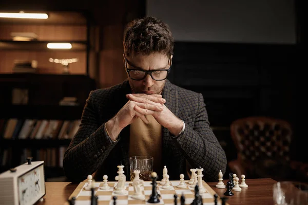 Soustřeď Seriózního Mladíka Který Zamyšleně Dívá Šachovnice Logická Hra Další — Stock fotografie