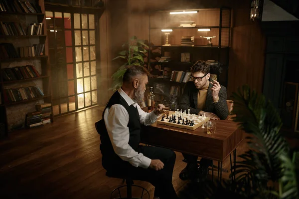 Två Man Spelar Schack Sittandes Vid Bordet Vardagsrummet Senior Far — Stockfoto