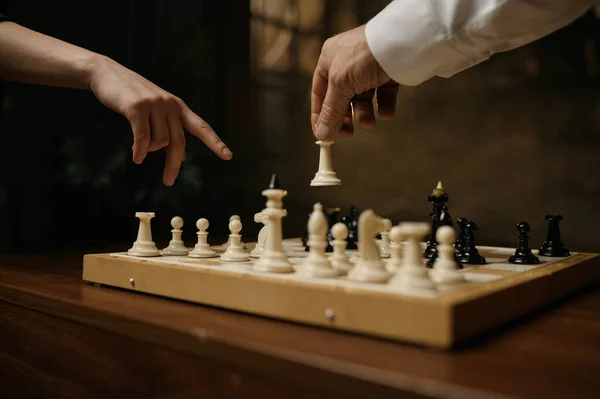 Gros Plan Échiquier Masculin Mouvement Sur Échiquier Jeu Échecs Conflit — Photo