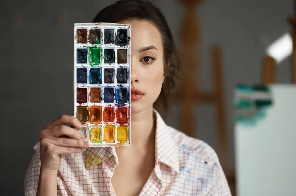 Retrato Una Joven Artista Cubriendo Cara Con Pinturas Acuarela Pintora —  Fotos de Stock