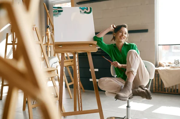 Porträt Einer Überglücklich Lächelnden Jungen Künstlerin Mit Pinsel Auf Der — Stockfoto