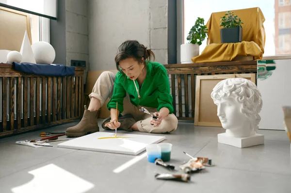 Όμορφη Νεαρή Καλλιτέχνιδα Ζωγραφίζει Καμβά Λαδομπογιές Κάθονται Στο Πάτωμα Στο — Φωτογραφία Αρχείου